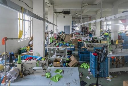 纺织品布缝纫工厂和恶劣的空间和混乱照片