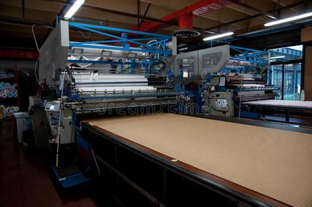服装厂-自动裁剪纺织品照片